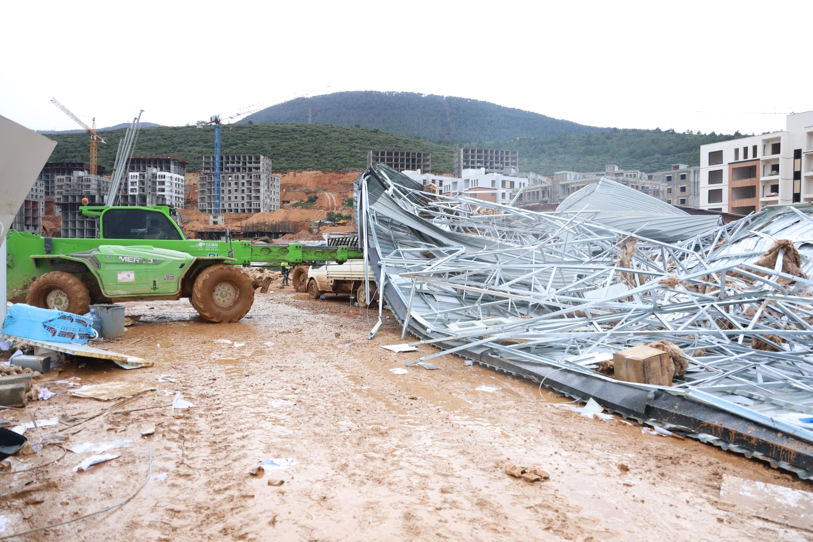 Hatay’da kuvvetli fırtına: Şantiye alanındaki çatılar uçtu haberinin görseli