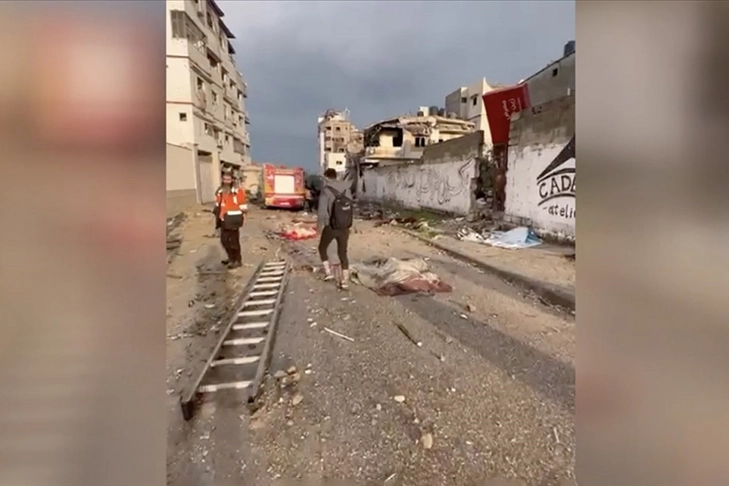 İsrail saldırısında öldürülen Filistinlilerin cansız bedenleri etrafa saçıldı haberinin görseli