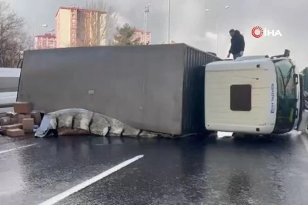 İstanbul’da feci kaza: Seyir halindeki kamyon devrildi