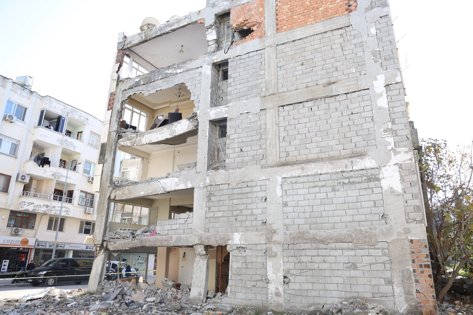 Depremde kolonları parçalanan binanın yıkımına başlandı haberinin görseli