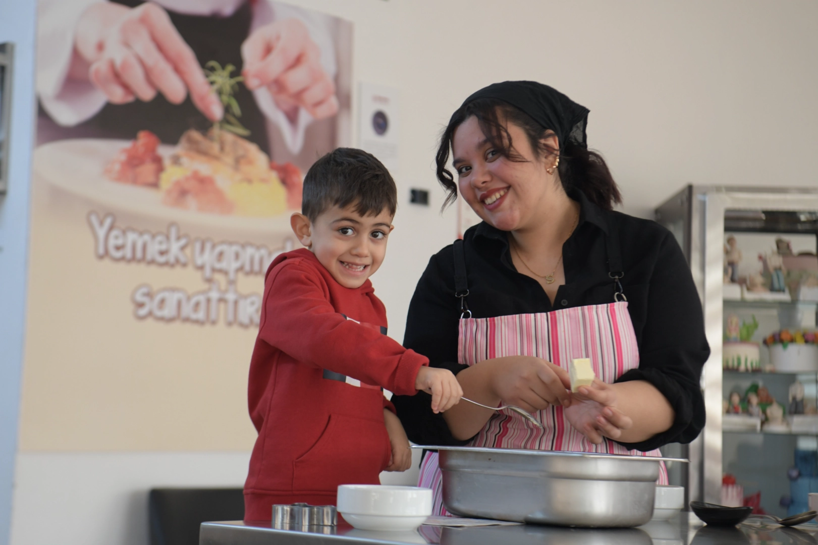 Bornova'da minikler mutfakta eğlenerek öğrendi haberinin görseli