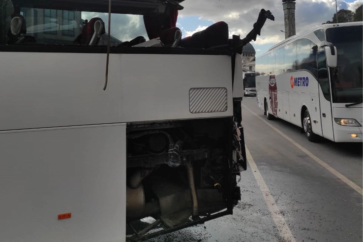 Otogar'da kaza: Yolcu otobüsleri çarpıştı