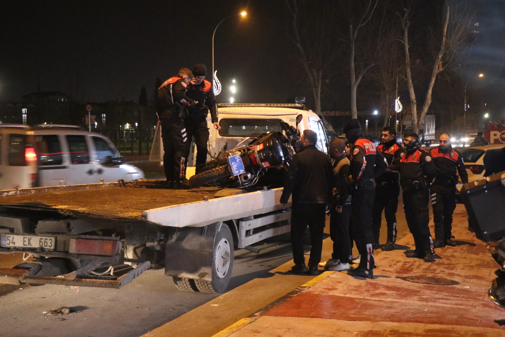 Sakarya’da ilginç kaza: Çekicinin üzerindeki yan yatan motosikleti tutarken düştü