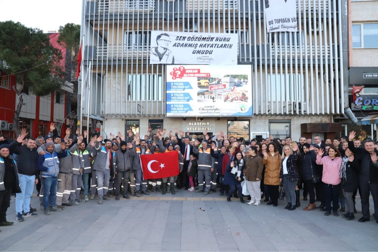 Alaşehir Belediyesi işçilerine yüzde 71 zam: Başkan ve işçiler kutlamada buluştu