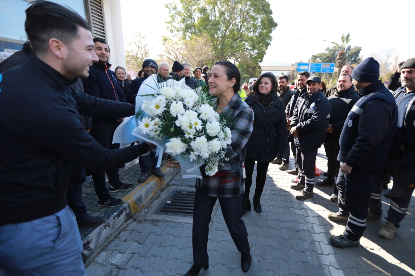 Belediye emekçilerinden Filiz Başkan’a alkışlarla karşılama