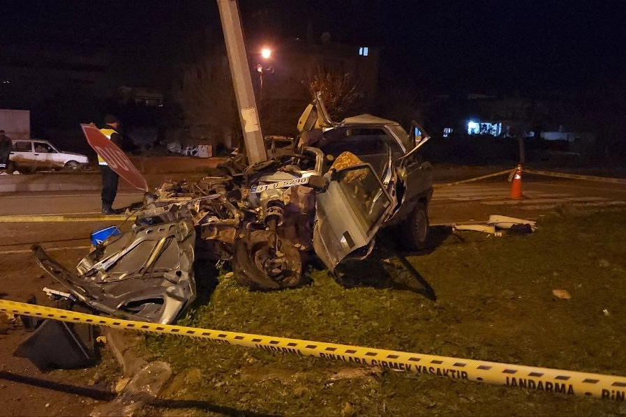 Hatay’da feci kaza: Hurdaya dönen araçtan sağ çıkamadı