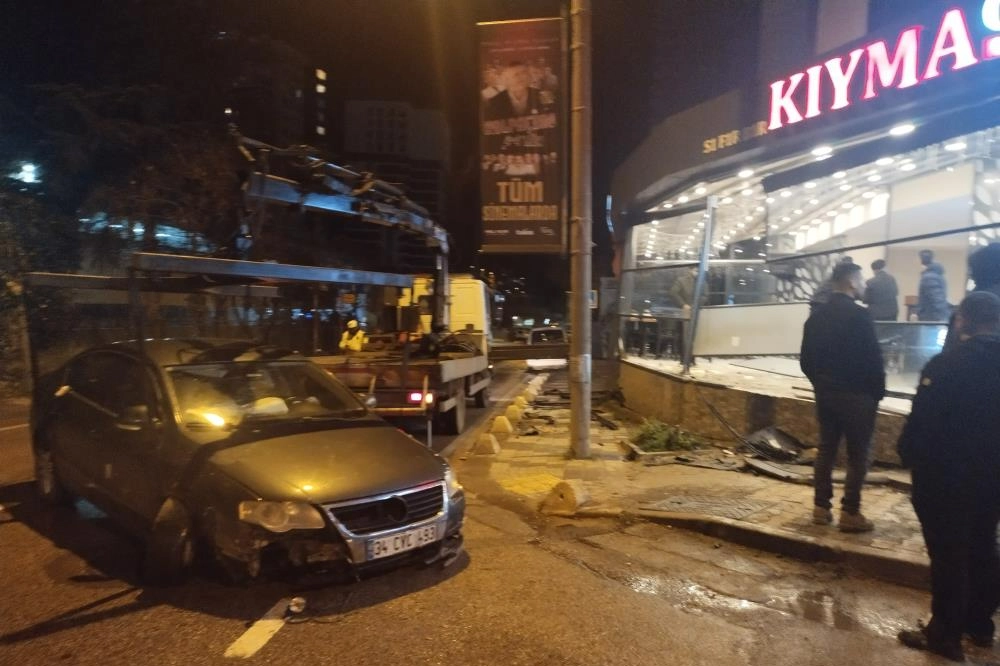 İstanbul'da trafik kazası: Otomobil restorana girdi