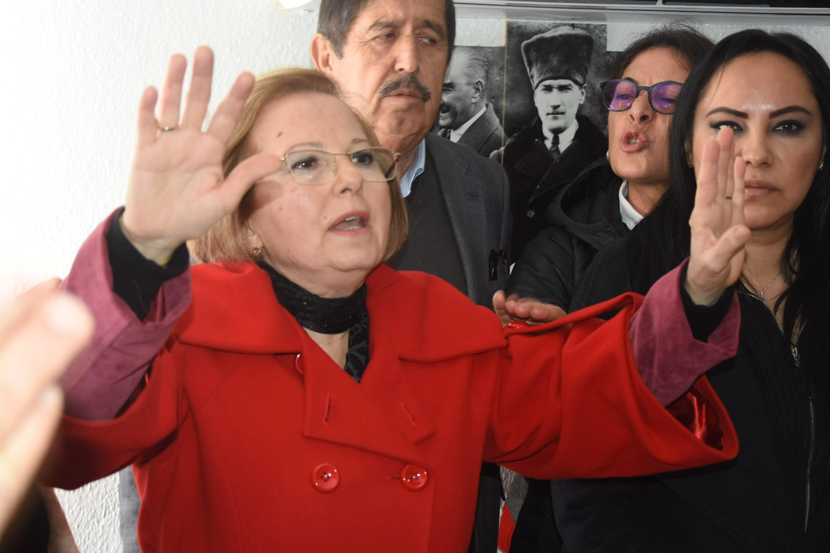 Karaburun'da şok! CHP'nin adayına parti binasında protesto