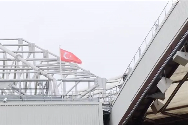 Manchester United’an Altay Bayındır’a büyük onur! Old Trafford’da Türk bayrağı dalgalandı haberinin görseli
