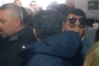 Karaburun'da şok! CHP'nin adayına parti binasında protesto