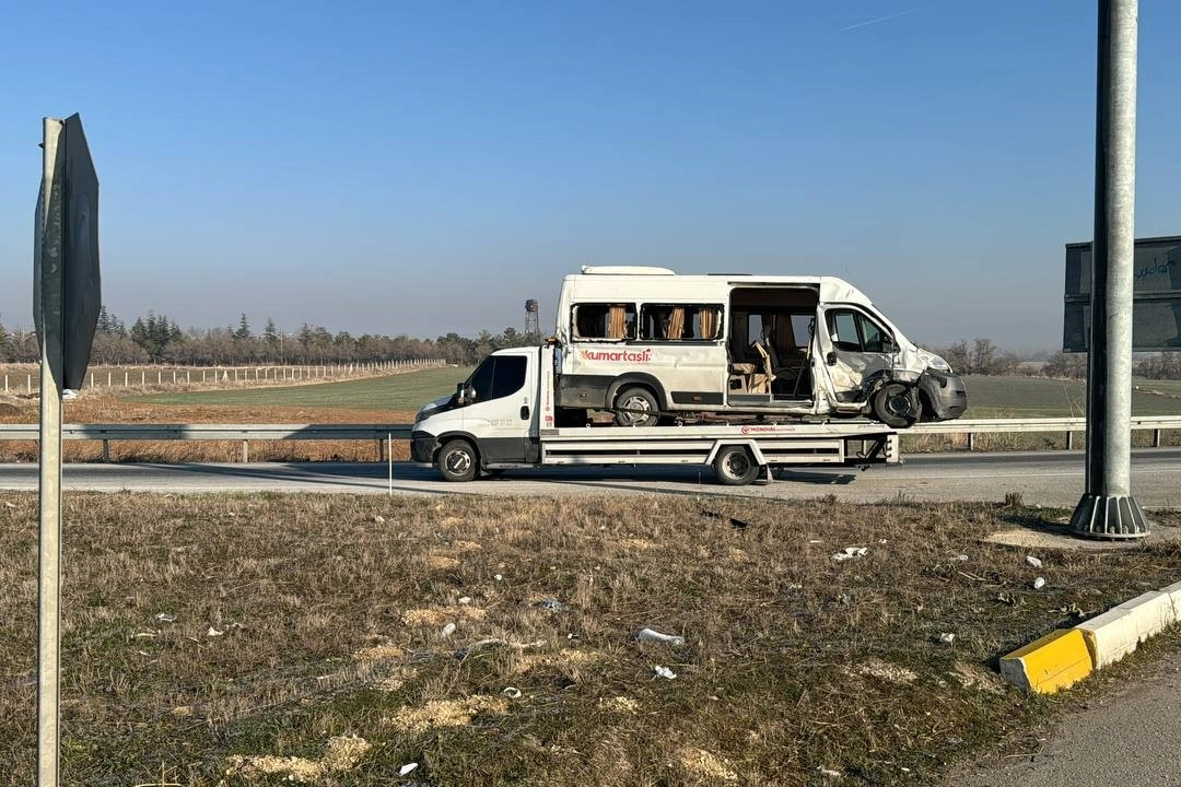 Afyonkarahisar’da kaza: İşçi servisi ile kamyonet çarpıştı haberinin görseli