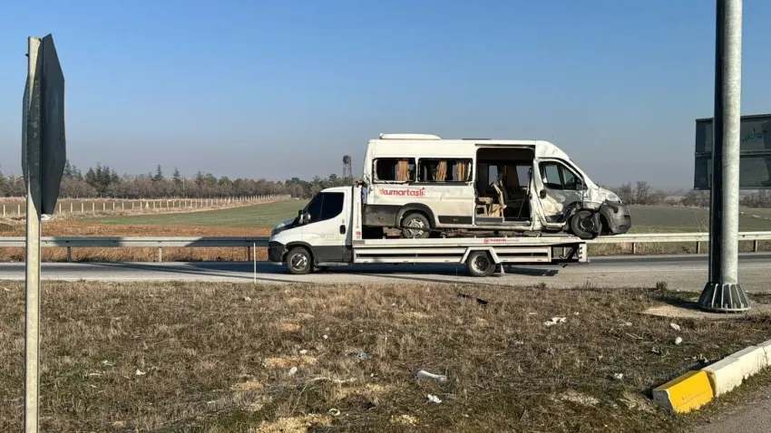 Afyonkarahisar’da kaza: İşçi servisi ile kamyonet çarpıştı haberinin görseli