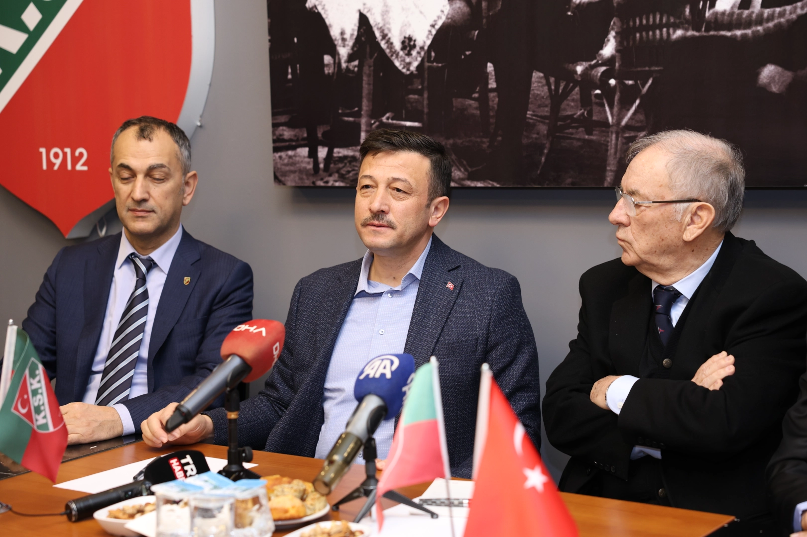 AK Partili Hamza Dağ’dan Karşıyaka Spor Kulübü’ne ziyaret  haberinin görseli
