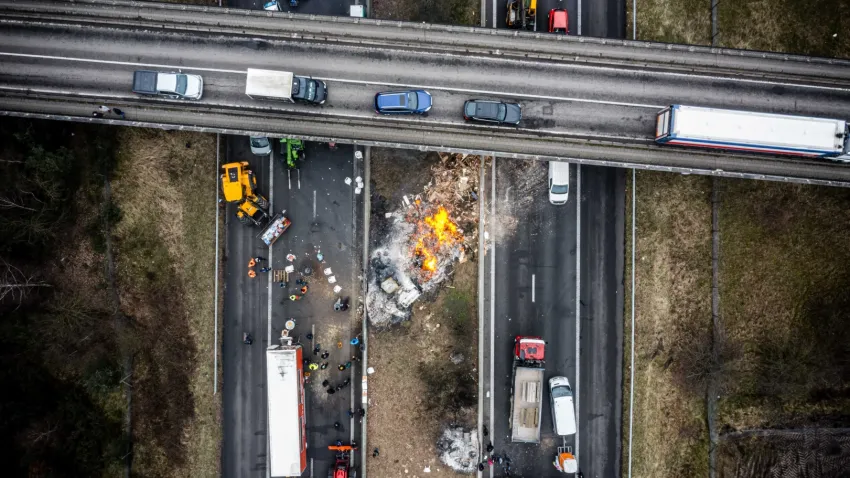 Avrupalı çiftçilerin öfkesi büyüyor: Çiftçiler Belçika-Hollanda sınırını kapattı haberinin görseli