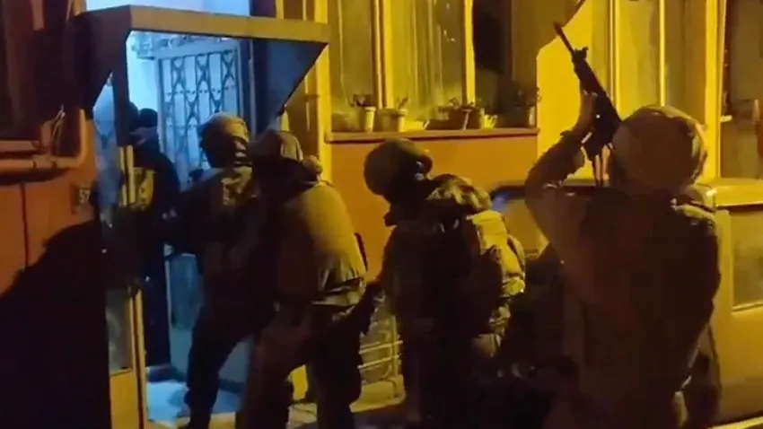Bakan Yerlikaya duyurdu: Kafes-34 operasyonunda 13 örgüt üyesi yakalandı haberinin görseli