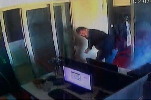 İş yerinde korku dolu anlar: Bomba gibi patladı haberinin görseli