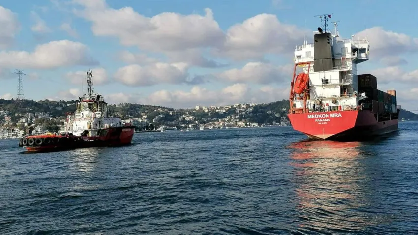 İstanbul Boğazı'nda kaza: İki gemi çarpıştı haberinin görseli