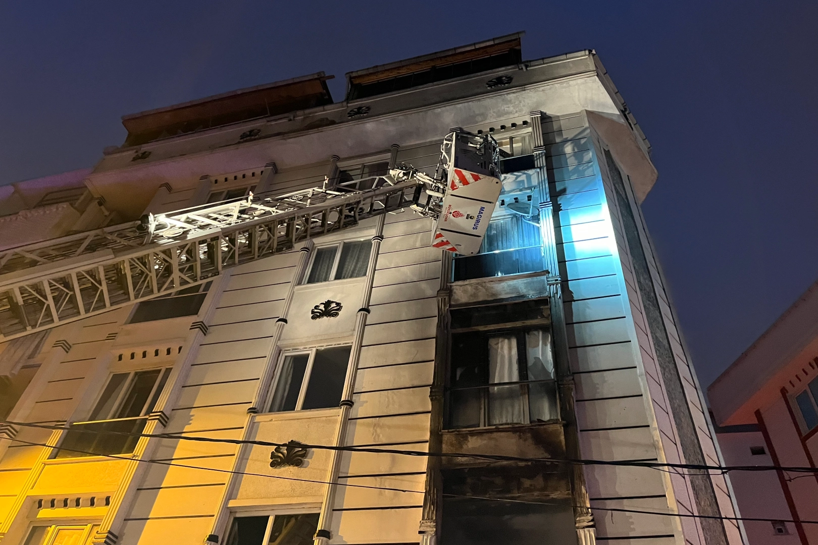 İstanbul'da 4 katlı binada korkutan yangın haberinin görseli