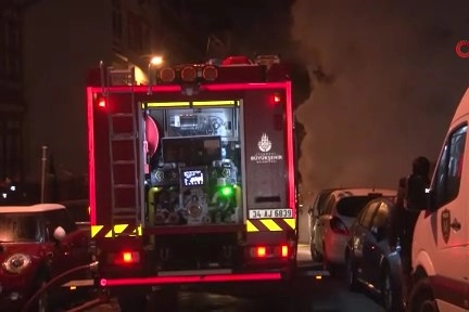 İstanbul’da yangın: Park halindeki cip kullanılmaz hale geldi haberinin görseli
