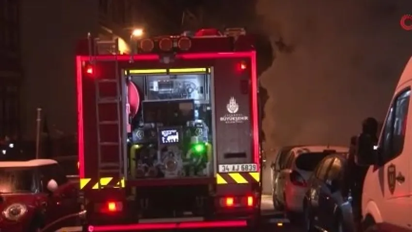 İstanbul’da yangın: Park halindeki cip kullanılmaz hale geldi haberinin görseli