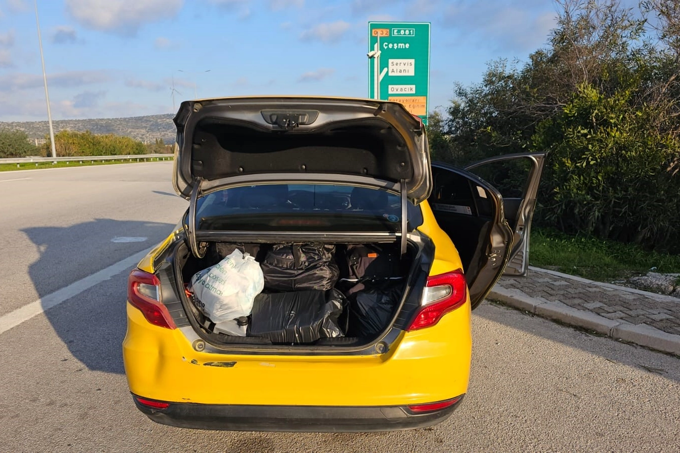 İzmir'de göçmen kaçakçılığı operasyonu haberinin görseli