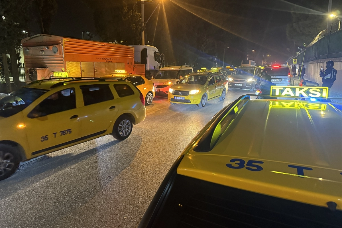 İzmir haber: Meslektaşları öldürülen taksici için konvoy oluşturdu haberinin görseli