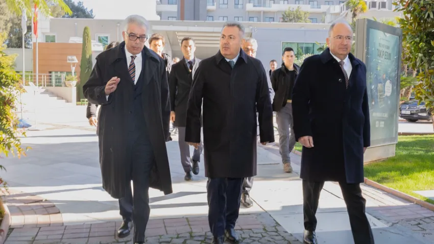 İzmir Valisi Elban’dan Yaşar Üniversitesi’ne ziyaret