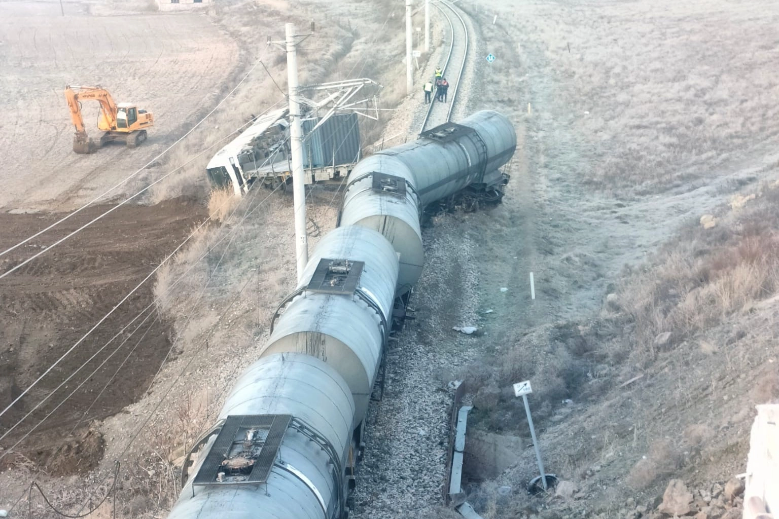 Kırıkkale'de tren kazası: Raylara yıkılan istinat duvarına çarptı haberinin görseli