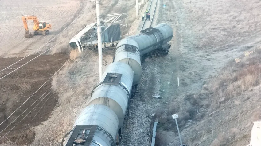 Kırıkkale'de tren kazası: Raylara yıkılan istinat duvarına çarptı haberinin görseli