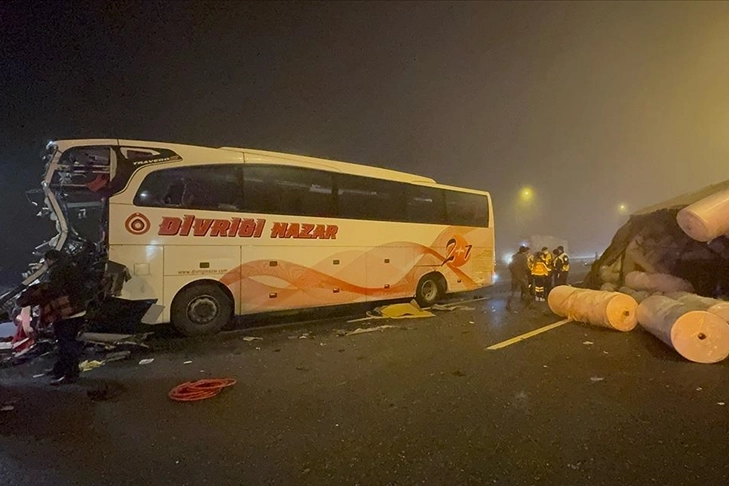 Kuzey Marmara Otoyolu'nda feci kaza: 1’i ağır 19 yaralı haberinin görseli