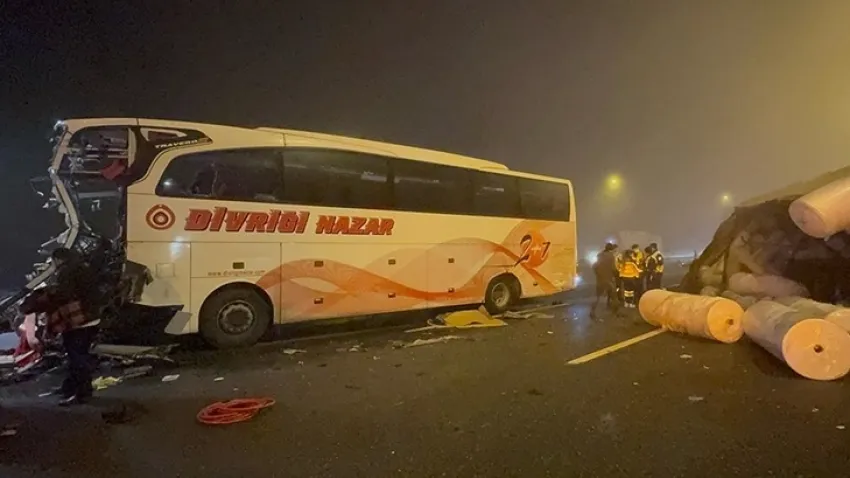Kuzey Marmara Otoyolu'nda feci kaza: 1’i ağır 19 yaralı haberinin görseli