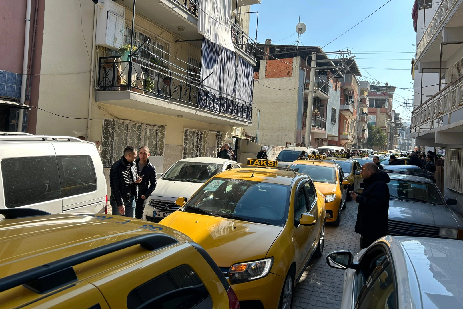 Mesai arkadaşlarından öldürülen taksiciye konvoyla veda