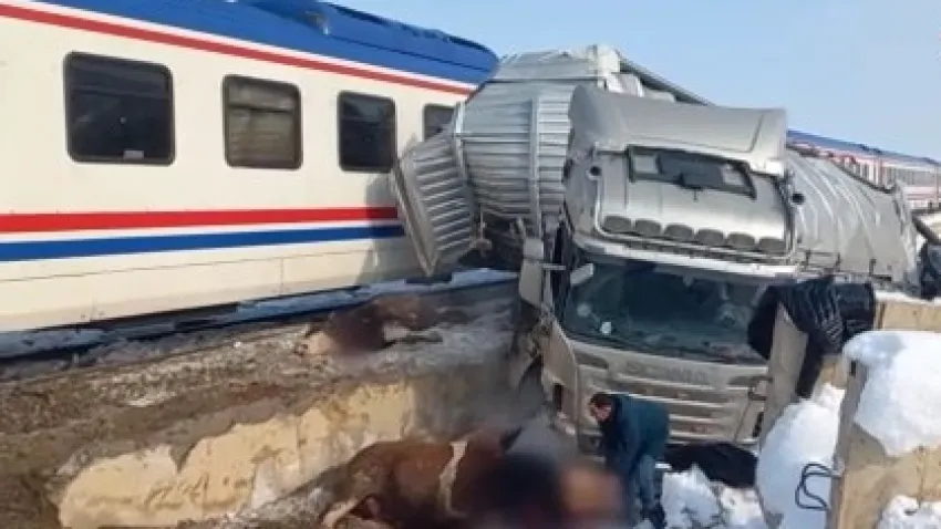 Muş’ta feci kaza: Hayvan yüklü tıra tren çarptı haberinin görseli