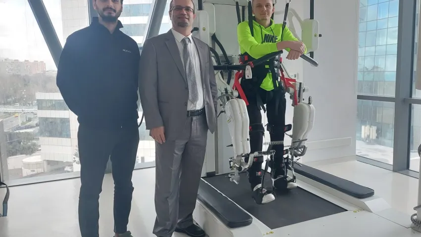 Omurilik felçli Bosnalı genç Türkiye'de yeniden yürüme umudu buldu haberinin görseli