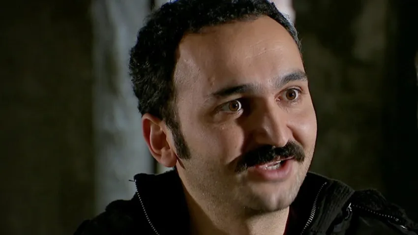 Öteki isimli tiyatro oyunuyla gündeme gelen başarılı oyuncu Gökhan Yıkılkan kimdir? haberinin görseli