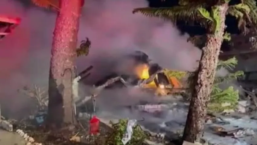 Tek motorlu uçak evin üzerine düştü: Ölü ve yaralılar var haberinin görseli