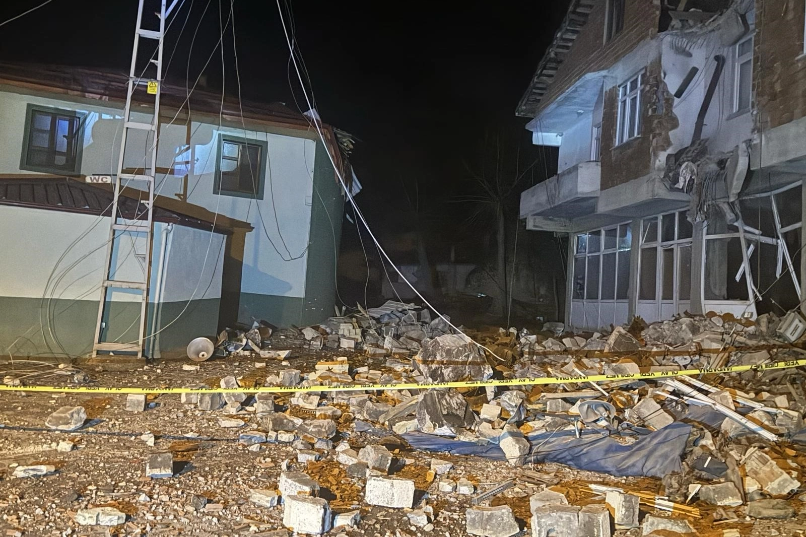 Cami minaresi evin üzerine devrildi haberinin görseli