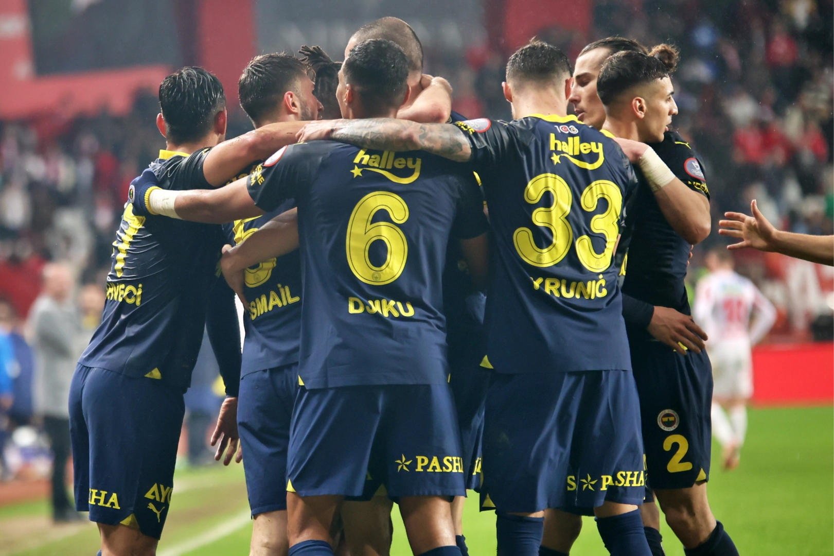 Fenerbahçe deplasmanda yenilmezlik serisini 12 maça çıkardı