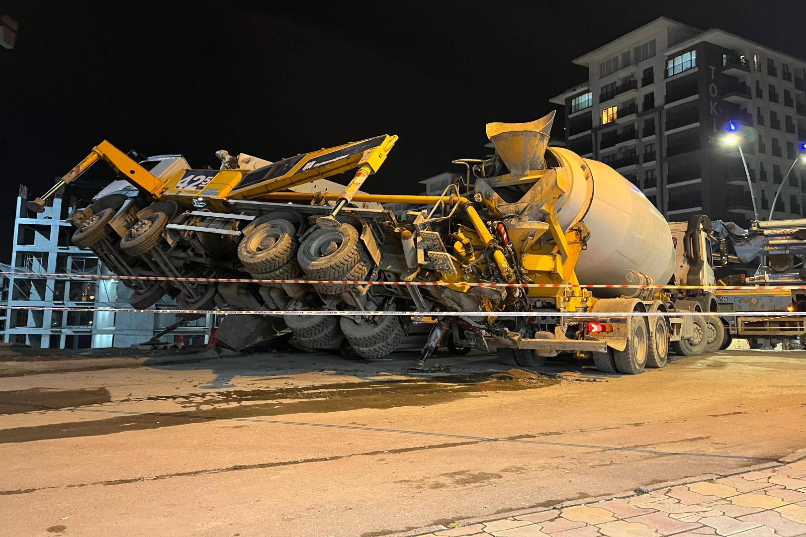 İstanbul’da kaza: Beton pompa aracı inşaat alanında devrildi haberinin görseli