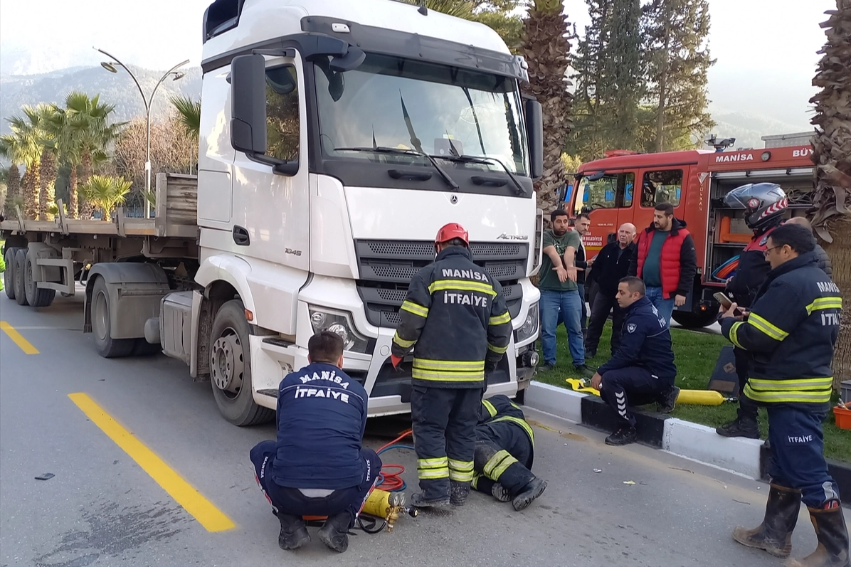 Manisa'da feci kaza: Tır ile motosiklet çarpıştı haberinin görseli