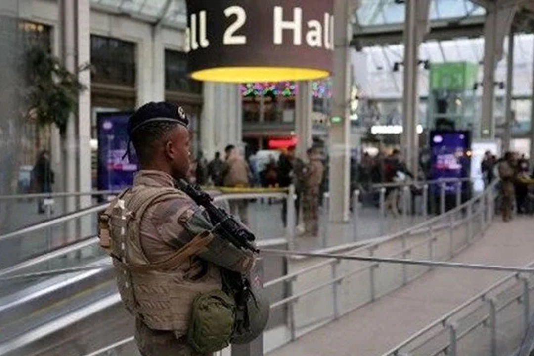 Paris'te bıçaklı saldırı: Yaralılar var haberinin görseli
