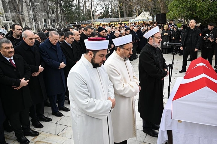 Ünlü yazar Alev Alatlı, son yolculuğuna uğurlandı