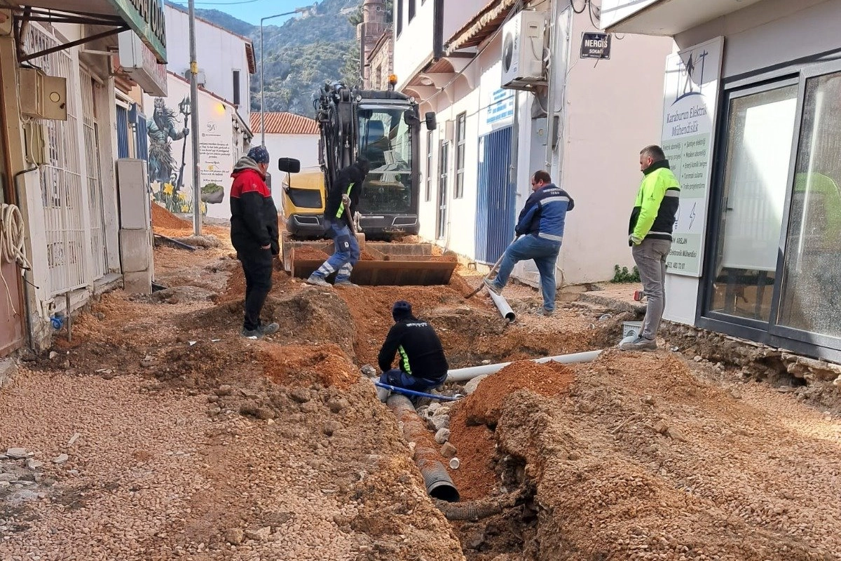 Karaburun Cumhuriyet Caddesi yeni atık su hattına kavuştu