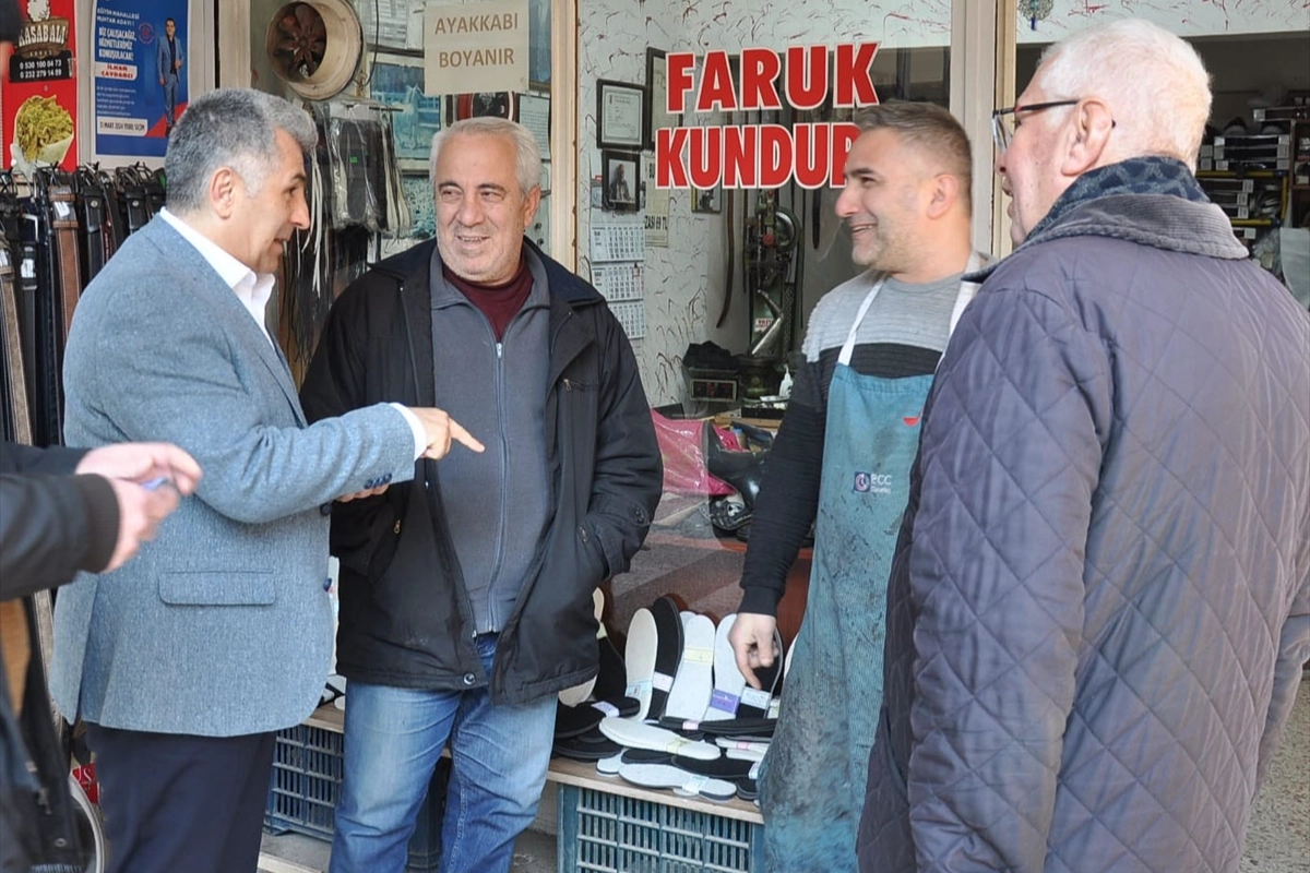 AK Parti Karabağlar Belediye Başkan adayı Tunç esnafla bir arada