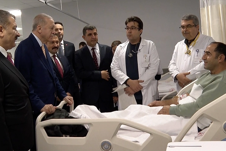 Cumhurbaşkanı Erdoğan'dan Hatay ve İskenderun'daki hastanelere ziyaret haberinin görseli