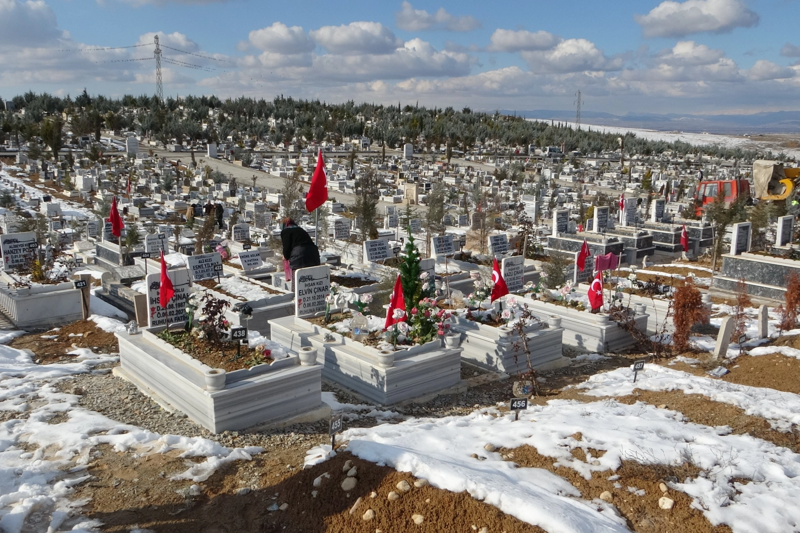 Malatya'da depremde yaşamını yitirenlerin anısına anıt yapıldı haberinin görseli