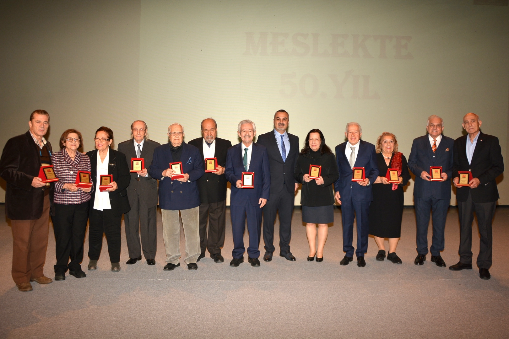 İzmirli diş hekimlerine plaket töreni düzenlendi