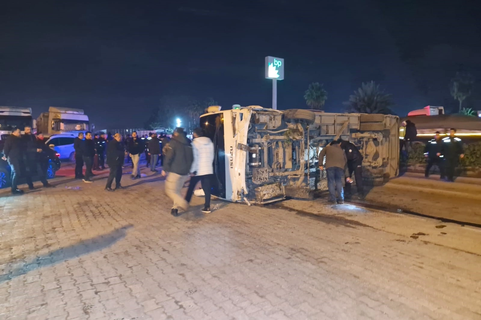 Hatay'da polisleri taşıyan midibüs devrildi: Yaralılar var