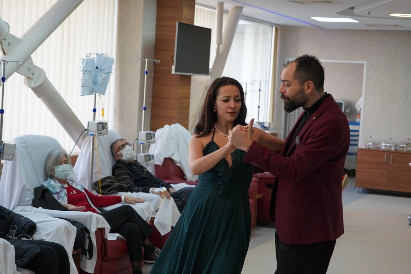 İzmir’de hastanede ‘tango’ ile moral haberinin görseli