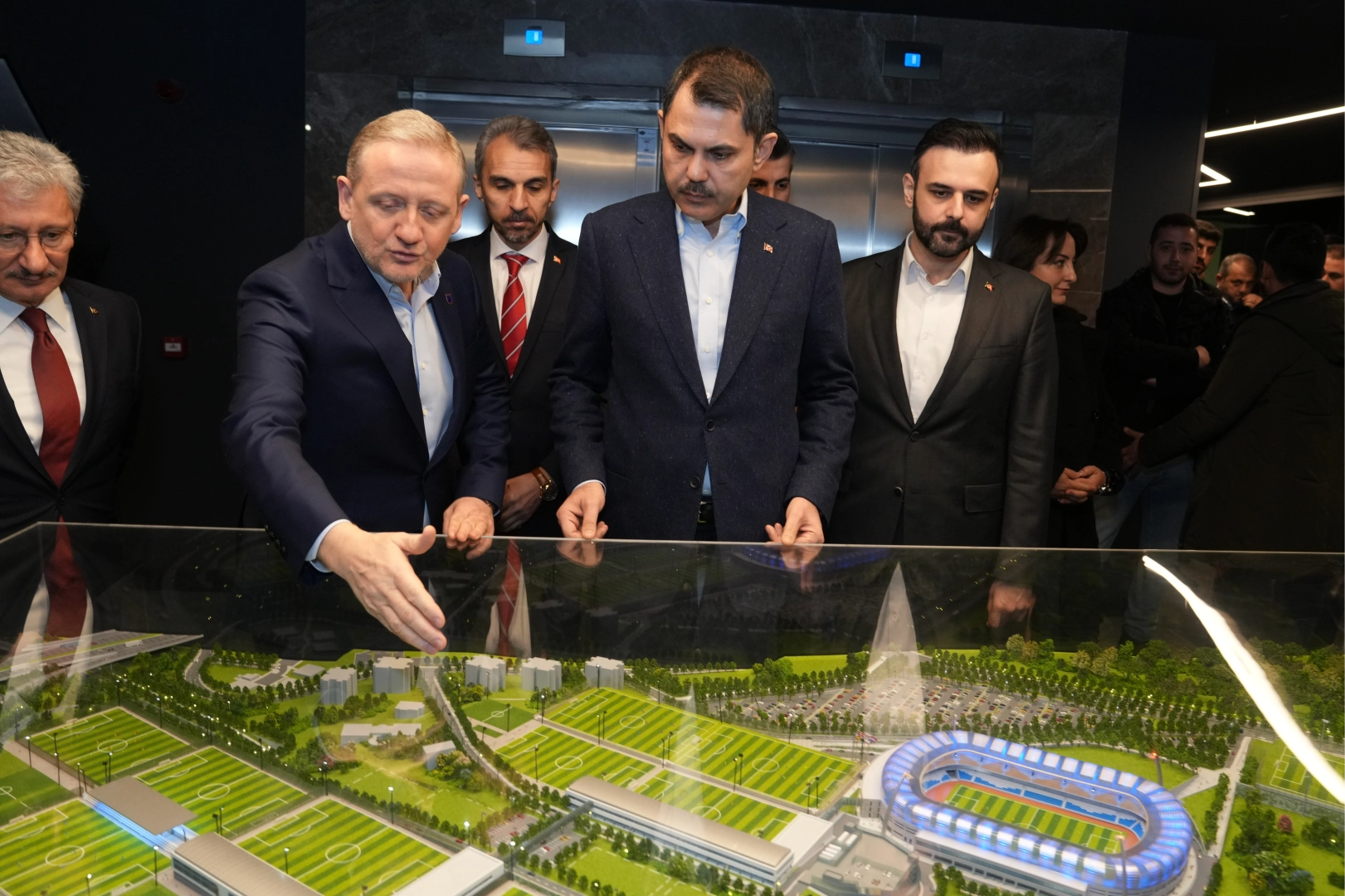 Murat Kurum, Başakşehir Spor Kulübü'nü ziyaret etti: Uluslararası turnuvaların yapılabileceği bir İstanbul istiyoruz